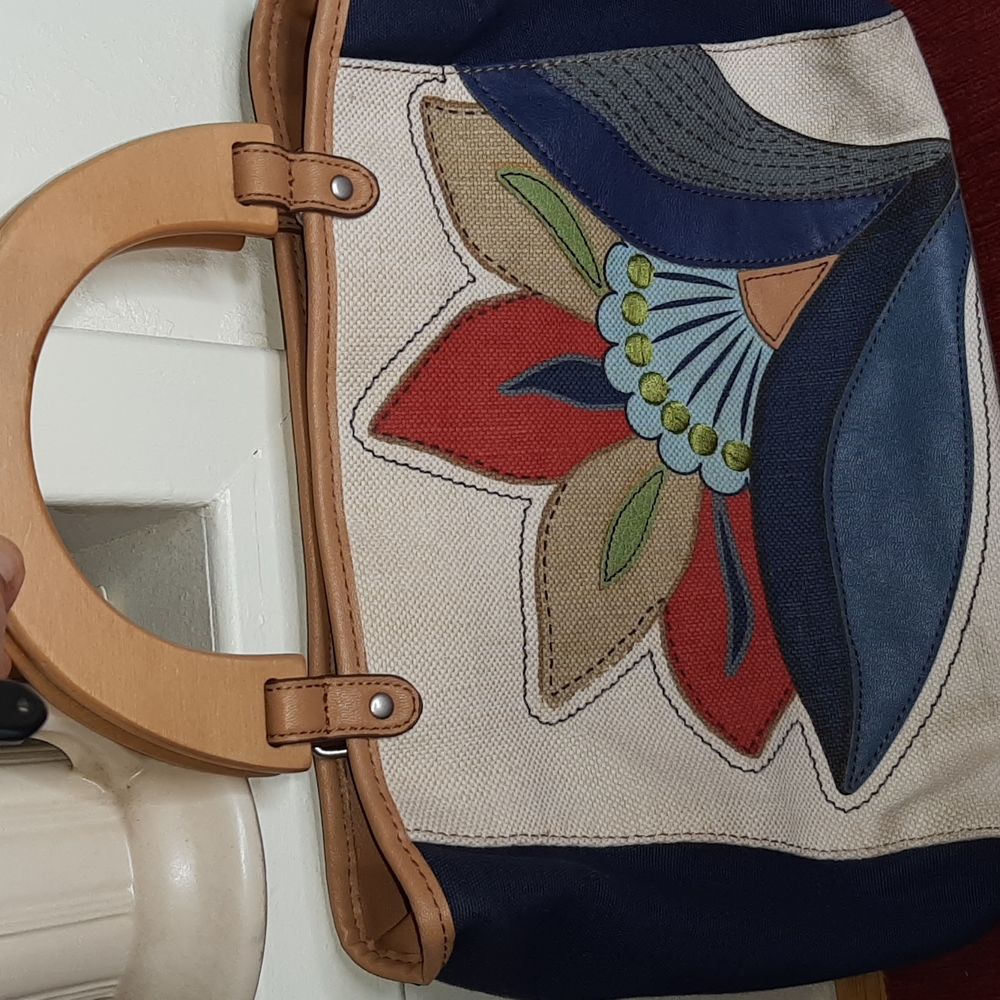 RELIC Women's Floral Embroidered Handbag Wooden